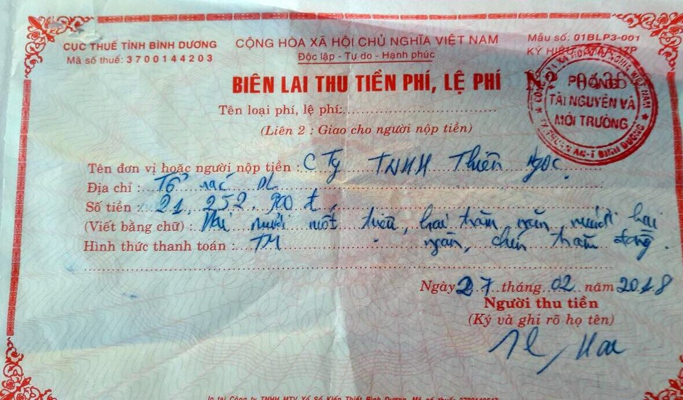 Bình Dương: Bị thu phí, “gò” thời gian đổ rác, 17 đội thu gom rác cầu cứu! - 2 Biên lai đóng tiền phí bãi rác 1 tháng của một tổ rác.