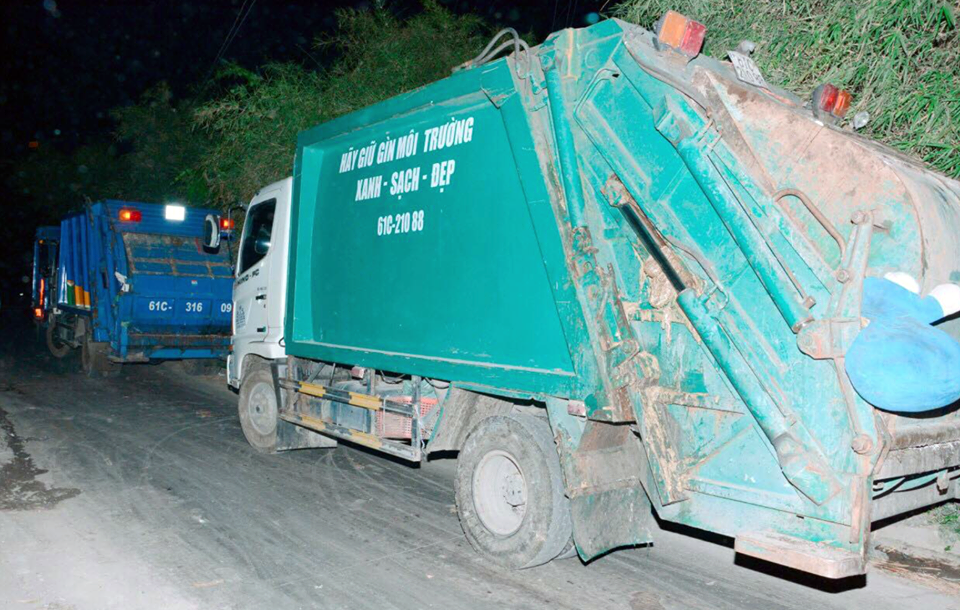Bình Dương: Bị thu phí, “gò” thời gian đổ rác, 17 đội thu gom rác cầu cứu! - 6 Xe ép rác đi thu gom rác thải sinh hoạt trên địa bàn thị xã Thuận An bị cấm cửa vào bãi trung chuyển rác Thuận Giao phải đậu ngoài đường.