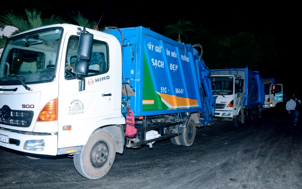 Vụ bị thu phí, “gò” thời gian đổ rác: Miễn thu phí cho 17 tổ rác! - 5 Xe ép rác đi thu gom rác thải sinh hoạt trên địa bàn thị xã Thuận An bị cấm cửa vào bãi trung chuyển rác Thuận Giao phải đậu ngoài đường.