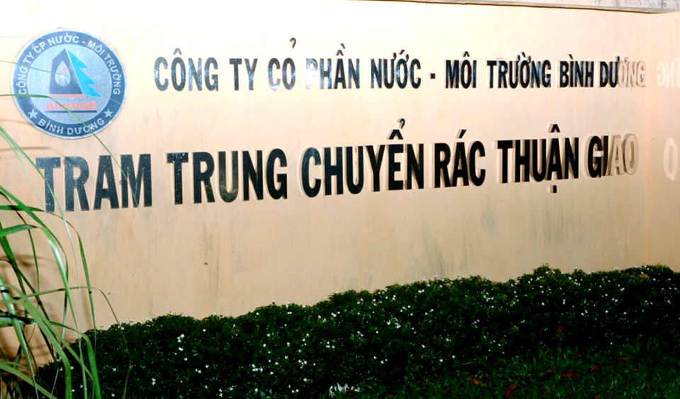 Vụ bị thu phí, “gò” thời gian đổ rác: Miễn thu phí cho 17 tổ rác! - 4 Trạm trung chuyển rác gò thời gian tiếp nhận (chỉ tiếp nhận rác từ 5h sáng đến 17h chiều) khiến các tổ rác gặp khó khăn.