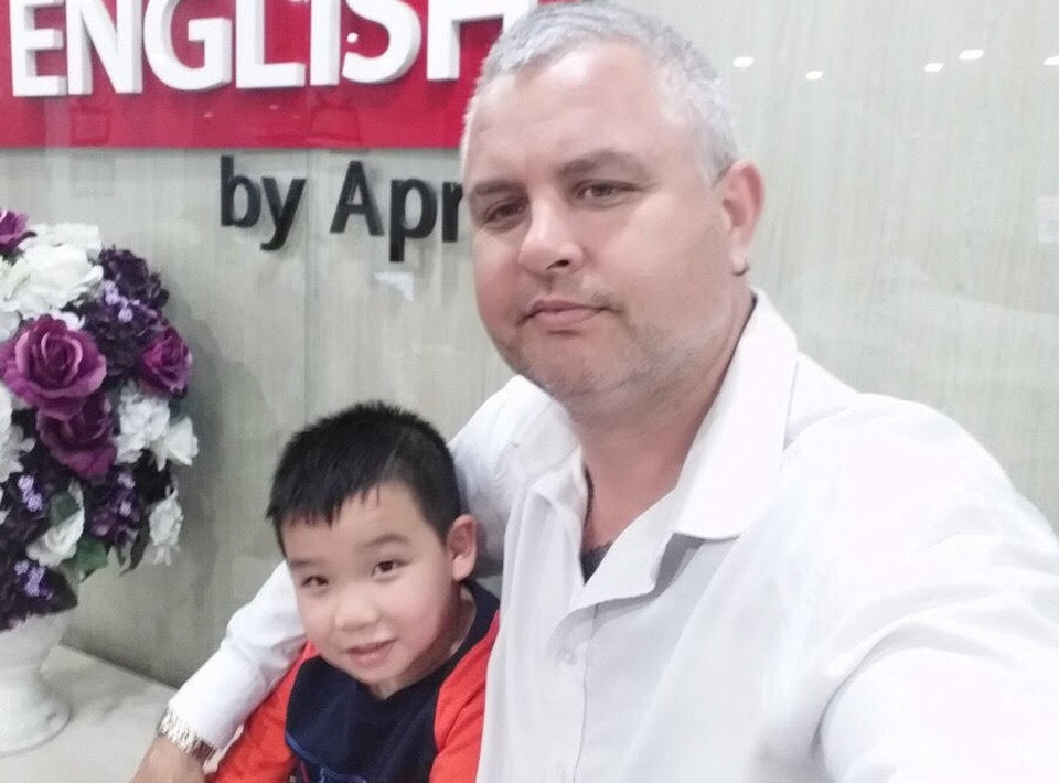 Những giáo viên Tây chọn Việt Nam là quê hương thứ hai - 1 Adam Kattenberg là một giáo viên người Australia. Mới chỉ gắn bó với Việt Nam 26 tháng, nhưng anh đã quyết định sẽ ở lại đây cho đến tuổi nghỉ hưu.
