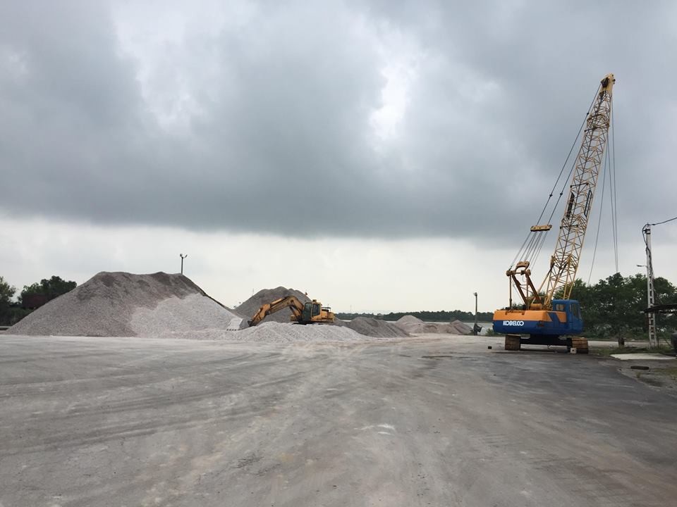Cảng lớn “tê liệt” vì luồng lạch bị bồi lắng - 4 Giờ nguồn hàng xuất đi chỉ có gỗ dăm và một ít thạch cao nhưng cũng chỉ nhỏ lẻ, xuất nội địa