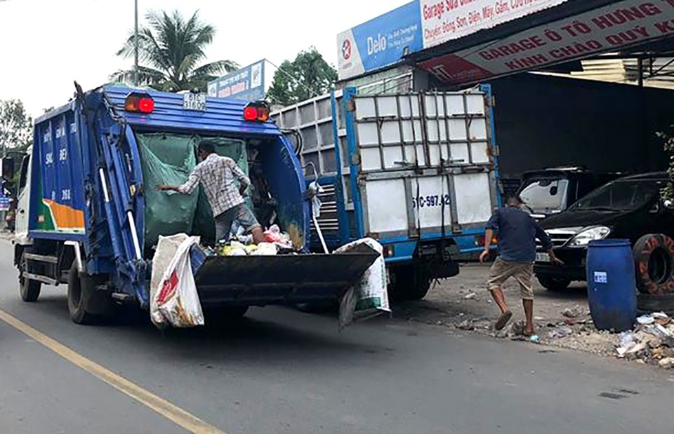 Bình Dương: Bị thu phí, “gò” thời gian đổ rác, 17 đội thu gom rác cầu cứu! - 1 Các tổ thu gom rác thải sinh hoạt trên địa bàn thị xã Thuận An đầu hàng tỷ đồng mua xe ép rác, gắn định vị theo hướng dẫn của UBDN thị xã Thuận An nhưng đến nay vẫn bị thu phí bãi rác 30.000 đồng/tấn.