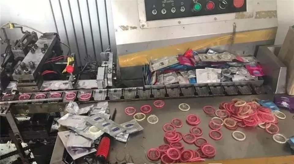 Trung Quốc triệt phá đường dây bao cao su giả trị giá 7 triệu USD - 1 Đường dây sản xuất rất mất vệ sinh, tiềm ẩn nhiều nguy cơ ảnh hưởng tới sức khỏe (Ảnh: Du Shi Kuai Bao)