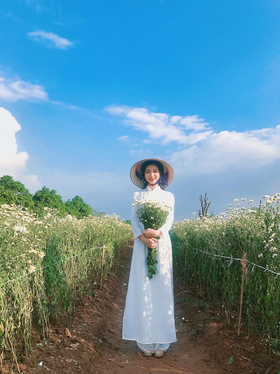 Hoa khôi Imiss Thăng Long 2017 dịu dàng với cúc họa mi - 7
Tự nhận là người vui vẻ, hòa đồng, hoạt bát và có chút nghiêm khắc với bản thân, Thu Trang luôn đặt cho mình yêu cầu cao nhất để tự hoàn thiện bản thân. Ngoài việc học tập ở trường, sở thích của cô là đi du lịch nhiều nơi để trải nghiệm và học hỏi những điều từ cuộc sống xung quanh.