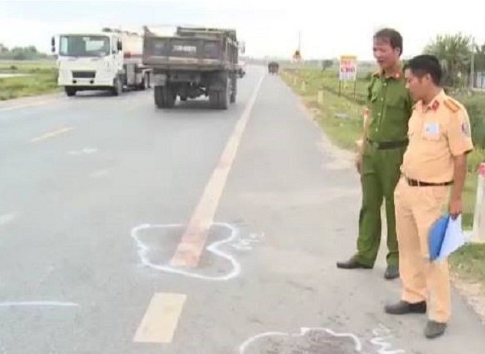 Vụ 2 CSGT bị đâm: Nghi phạm từng tham gia nghĩa vụ công an - 1 Km 70 + 900 đường tránh Quốc lộ 10 địa phận thôn Trung, xã Đông Sơn, huyện Đông Hưng, nơi xảy ra vụ việc