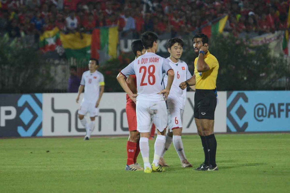 Báo Hàn Quốc: “Nếu trọng tài không sai lầm, Việt Nam đã vào bán kết AFF Cup” - 1
Tờ Joongang Ilbo cho rằng sai lầm của trọng tài người Qatar khiến Việt Nam chưa giành vé sớm dự bán kết AFF Cup 2018
