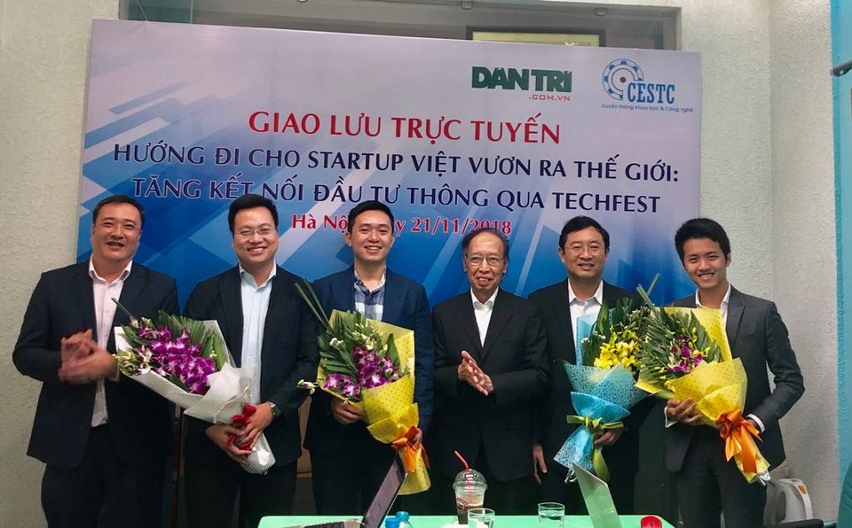 Tăng kết nối đầu tư thông qua Techfest: Hướng đi cho Startup Việt vươn ra thế giới - 1
Ông Phạm Huy Hoàn- Tổng biên tập báo Dân trí và ông Trần Quang Tuấn- Giám đốc Trung tâm nghiên cứu và phát triển truyền thông khoa học và công nghệ, Bộ KH&CN tặng hoa các khách mời trong buổi giao lưu