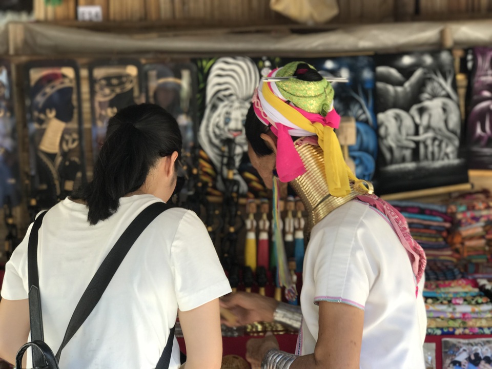 Ngôi làng của những phụ nữ cổ dài - 3 Ngôi làng của những phụ nữ cổ dài - 3