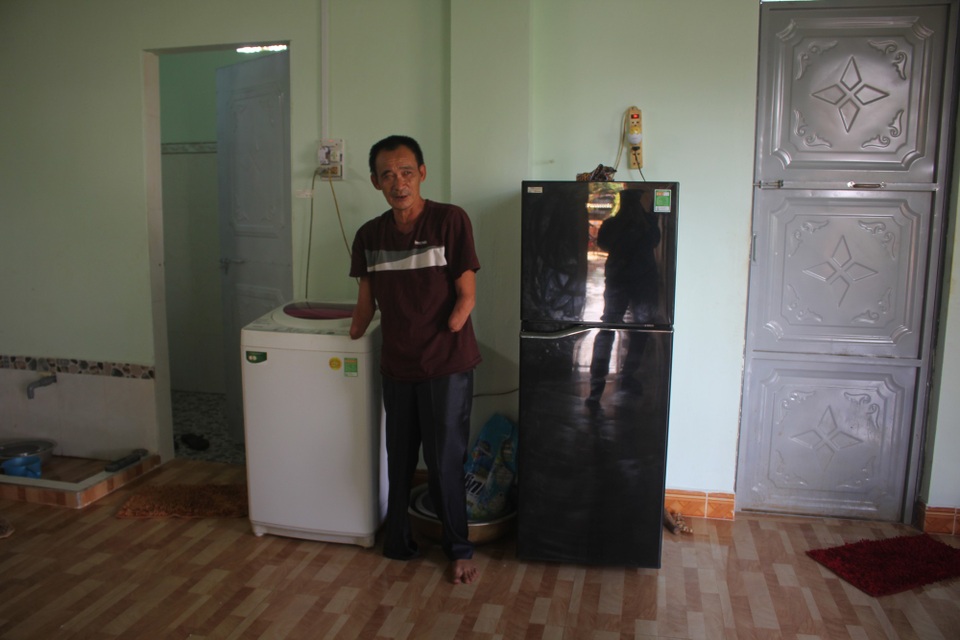 “Căn nhà nhân ái” thay đổi cuộc đời của đôi vợ chồng khuyết tật - 3 Được hỗ trợ xây dựng căn nhà, các cá nhân, tổ chức còn tặng máy giặt, tủ lạnh, bàn ghế...cho gia đình anh Hồng
