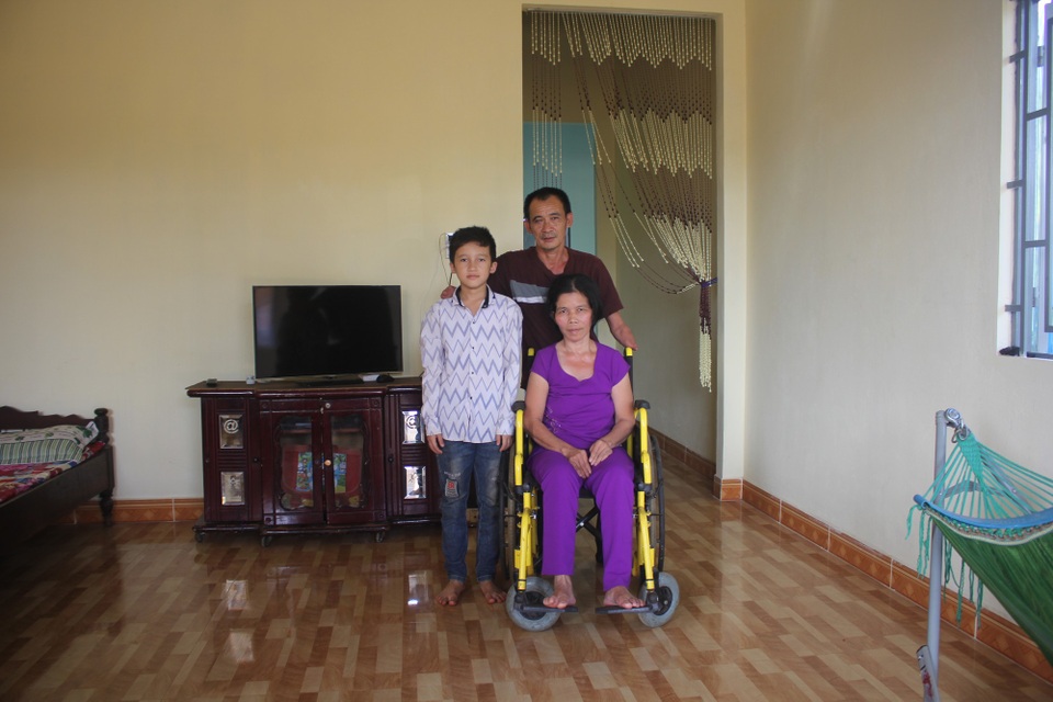 “Căn nhà nhân ái” thay đổi cuộc đời của đôi vợ chồng khuyết tật - 2 Nhờ sự hỗ trợ của bạn đọc báo Dân trí và chính quyền địa phương, gia đình anh Hồng đã vượt lên cuộc sống