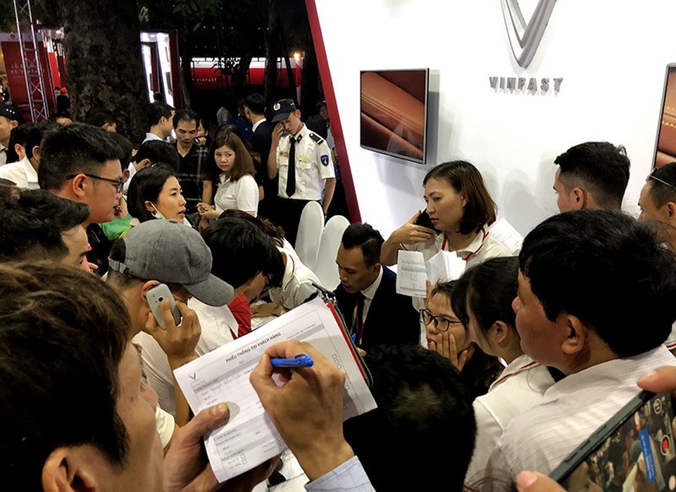 Giảm tới 680 triệu đồng, xe VinFast có "chi phí lăn bánh" là bao nhiêu? - 3
VinFast công bố mức đặt cọc đối với mẫu Fadil là 20 triệu đồng, còn với các mẫu concept Lux (cả bản A 2.0L và SA 2.0L) là 50 triệu đồng.
