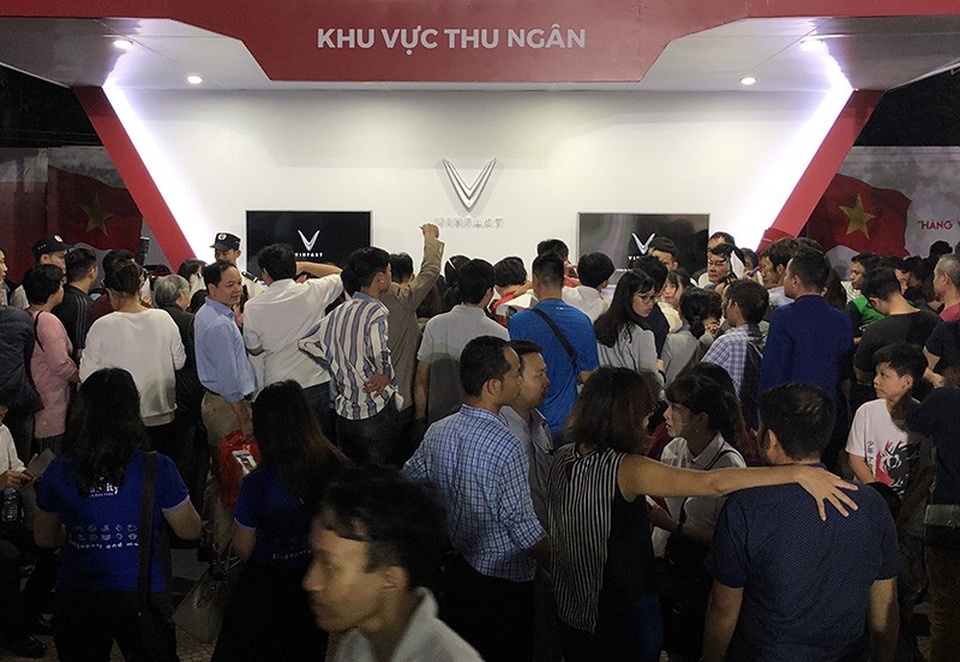 Giảm tới 680 triệu đồng, xe VinFast có "chi phí lăn bánh" là bao nhiêu? - 2 Gian hàng đăng kí mua xe mang thương hiệu VinFast ngay trong ngày đầu giới thiệu ra công chúng.