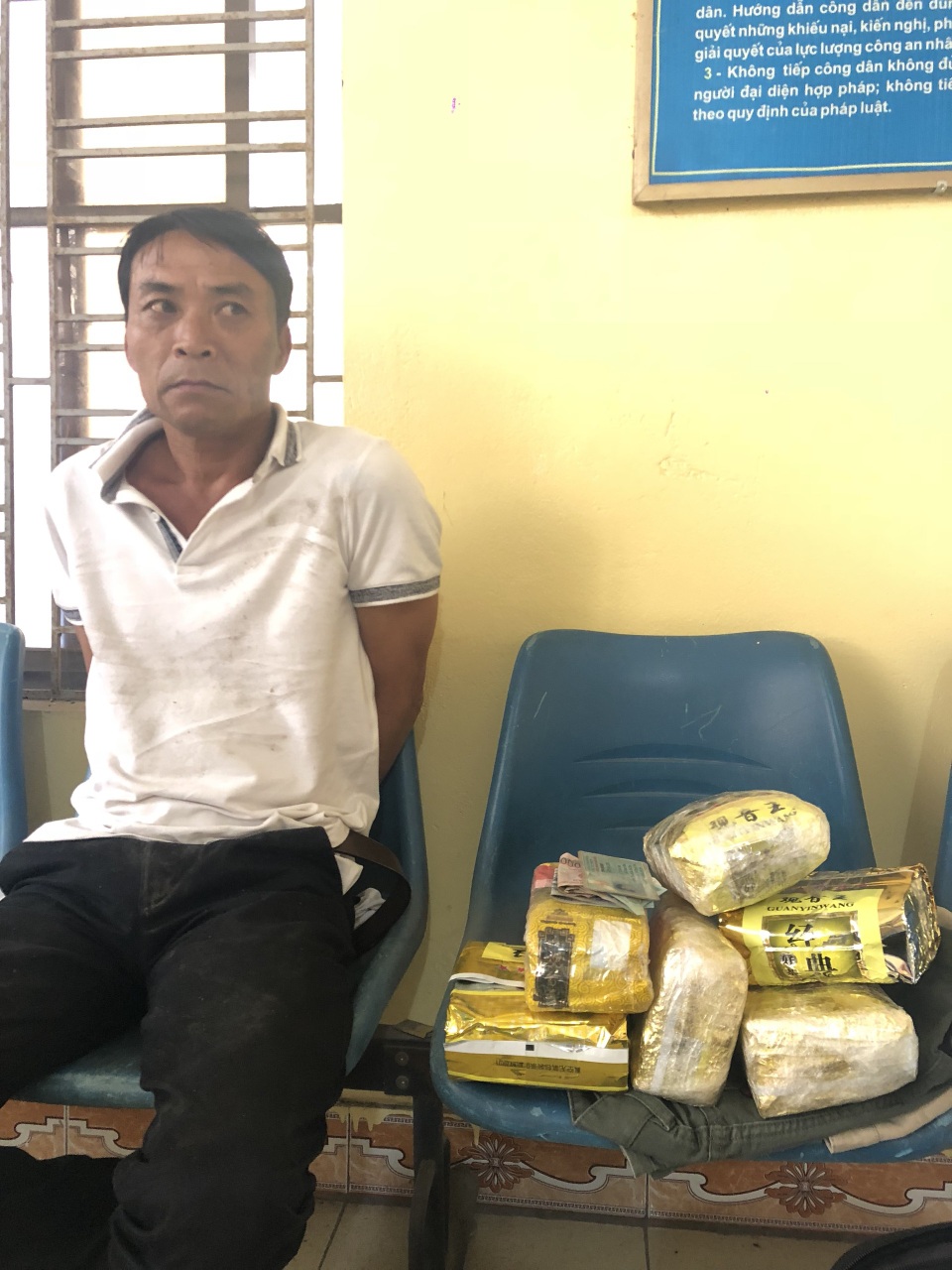 Đối tượng cùng tang vật tại cơ quan công an (ảnh công an cung cấp)