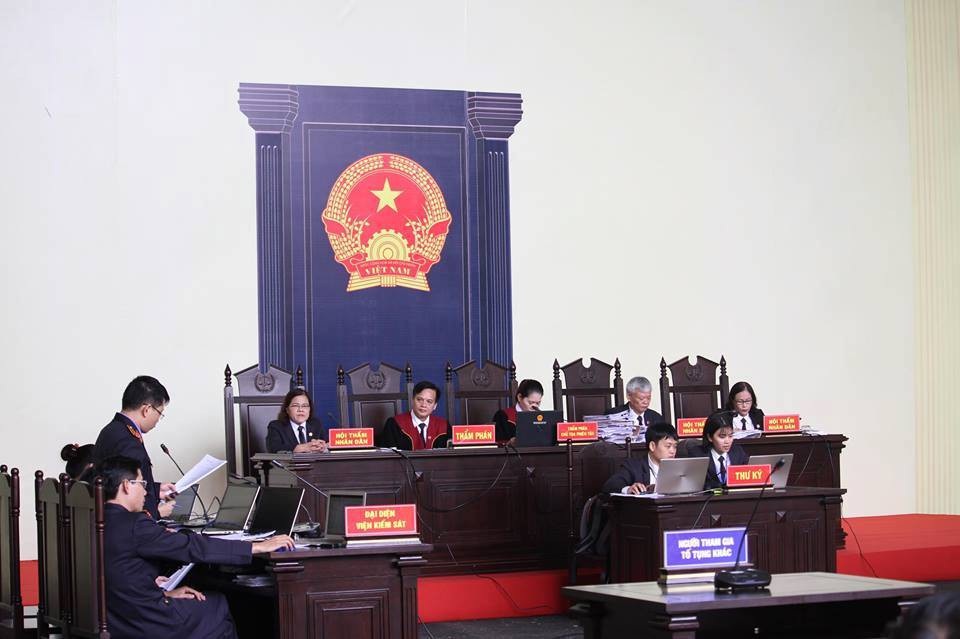 Vụ đánh bạc nghìn tỷ: Cựu Trung tướng Phan Văn Vĩnh bị đề nghị 7 - 7,5 năm tù - 3
Viện kiểm sát đang trình bày luận tội các bị cáo