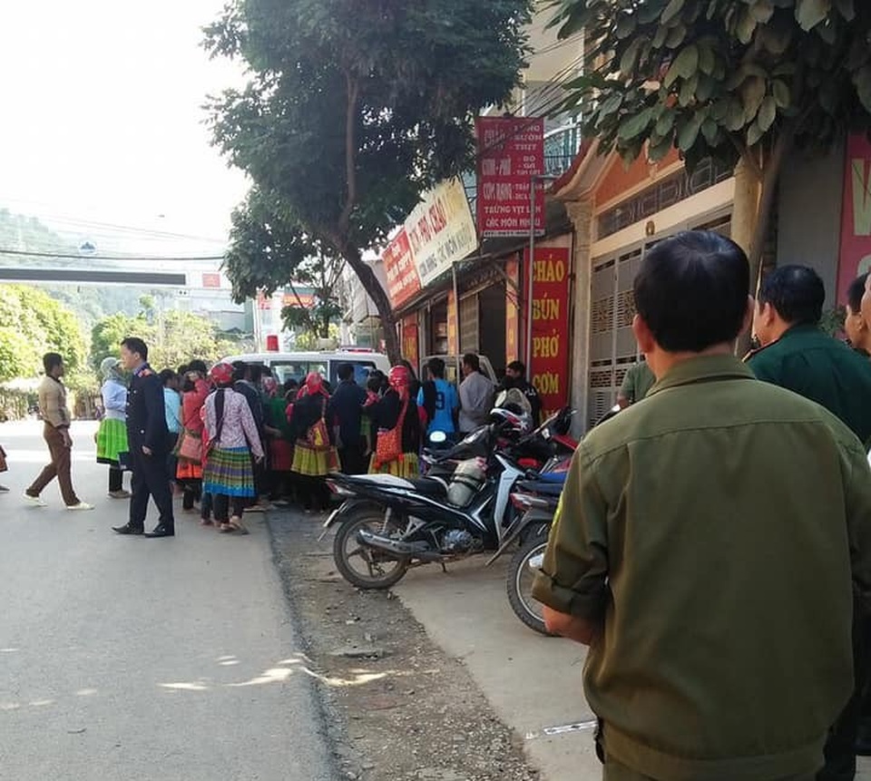 Nghi án thiếu nữ chết trong thế treo cổ tại nhà chủ tịch thị trấn - 1 Nhiều người dân hiếu kỳ đứng xem vụ việc (Ảnh: V.T)
