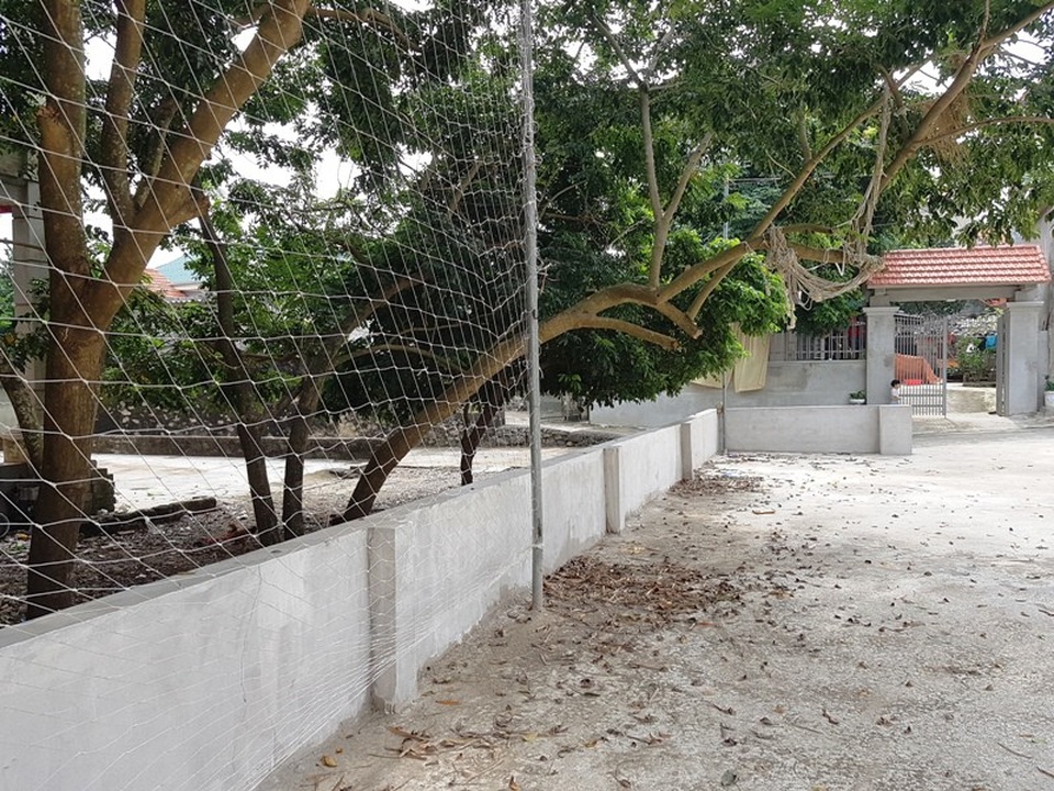 Niềm vui mới nơi người dân “gõ cửa” khắp nơi đòi đất xây nhà văn hóa! - 7 Phần đất người dân thôn Phú Cường mong muốn xã bàn giao đã được đáp ứng một phần, nay làm sân thể thao được xây tường bao gọn gàng, sạch sẽ.