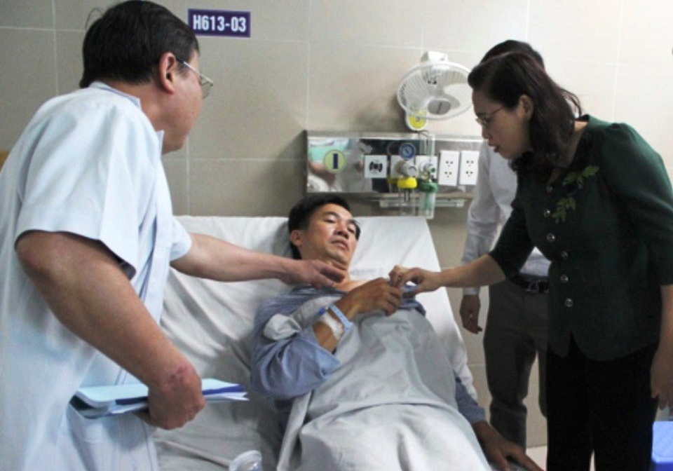 Vụ 2 CSGT bị đâm: Nghi phạm từng tham gia nghĩa vụ công an - 3 Bà Nguyễn Thị Lĩnh, Phó Chủ tịch UBND tỉnh Thái Bình đến thăm hỏi, động viên các chiến sỹ CSGT đang điều trị tại Bệnh viện