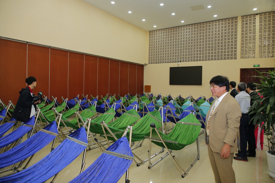 Trường ĐH bố trí khu nghỉ trưa máy lạnh và võng cho sinh viên - 1 PGS.TS Đỗ Văn Dũng, Hiệu trưởng nhà trường trong ngày khánh thành khu nghỉ trưa có võng và máy lạnh của trường (ảnh: L.Tiên)