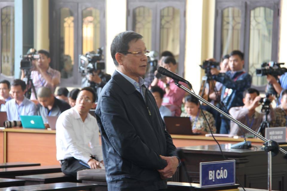 Vụ đánh bạc nghìn tỷ: Cựu Trung tướng Phan Văn Vĩnh bị đề nghị 7 - 7,5 năm tù - 2
Cựu Trung tướng Phan Văn Vĩnh bị đề nghị 7 - 7,5 năm tù