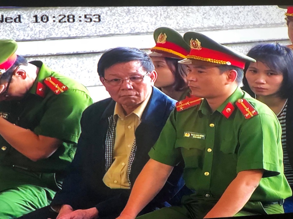 Vụ đánh bạc nghìn tỷ: Cựu Trung tướng Phan Văn Vĩnh bị đề nghị 7 - 7,5 năm tù - 6
Cựu Trung tướng Phan Văn Vĩnh ngồi nghe đại diện VKS luận tội