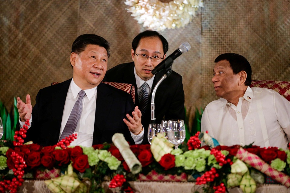 Chuyến đi “bội thu” của Chủ tịch Trung Quốc tới Philippines - 1
Tổng thống Rodrigo Duterte chủ trì quốc yến đón Chủ tịch Tập Cận Bình tại Manila. (Ảnh: Reuters)