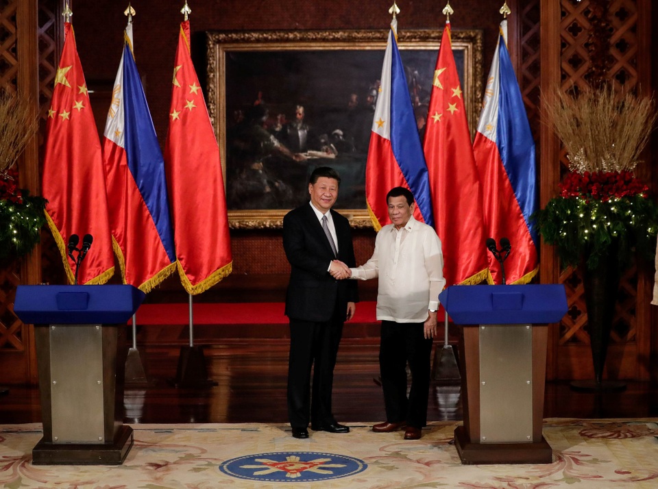 Chuyến đi “bội thu” của Chủ tịch Trung Quốc tới Philippines - 2
Hai nhà lãnh đạo Trung Quốc, Philippines bắt tay tại họp báo. (Ảnh: Reuters)