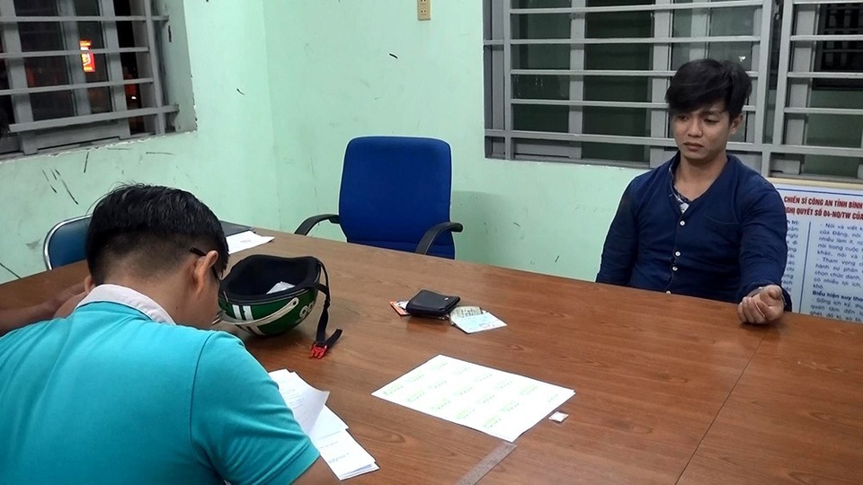 Đối tượng Nguyễn Tấn Thành đang được lấy lời khai tại cơ quan Công an.