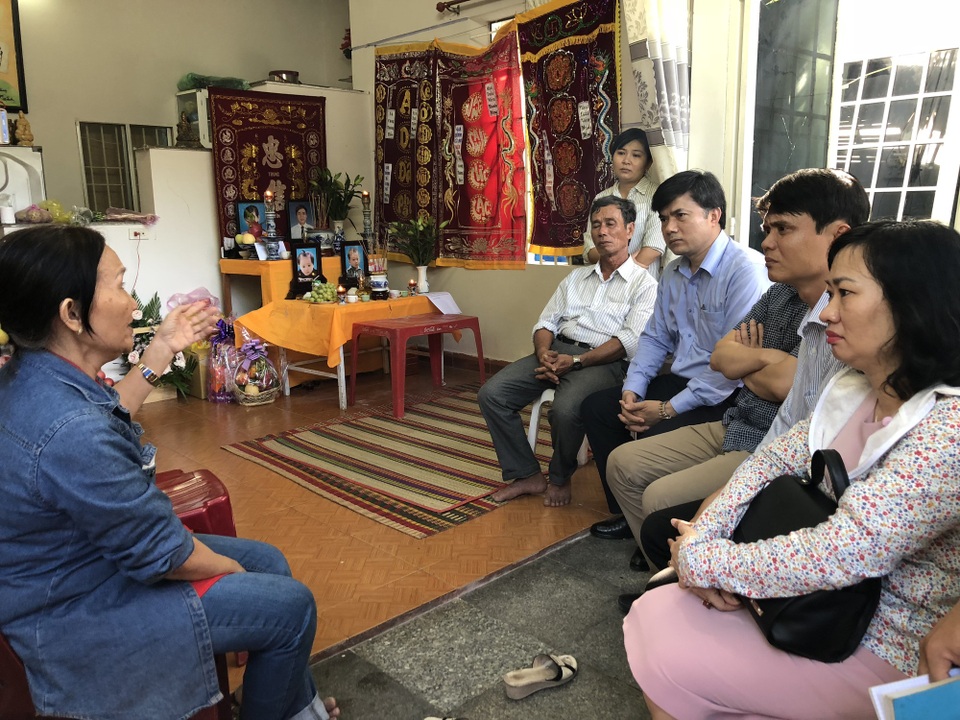 Bộ GD&ĐT chia sẻ với gia đình GV,HS mất, bị thương trong vụ sạt lở đất tại Nha Trang - 1 Ông Bùi Văn Linh thay mặt lãnh đạo Bộ GD&ĐT chia sẻ mất mát với người thân thầy giáo Phong, cô giáo Thủy