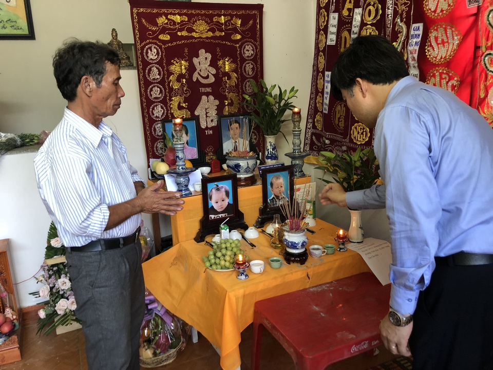 Bộ GD&ĐT chia sẻ với gia đình GV,HS mất, bị thương trong vụ sạt lở đất tại Nha Trang - 2 Ông Bùi Văn Linh thay mặt lãnh đạo Bộ GD&ĐT chia sẻ mất mát với người thân thầy giáo Phong