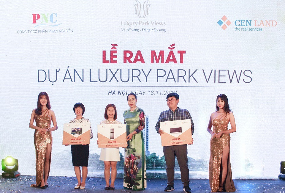 CENLAND và Phan Nguyễn “bắt tay” hợp tác phát triển dự án Luxury Park Views - 3 Các khách hàng may mắn được nhận giải thưởng tại buổi lễ giới thiệu dự án