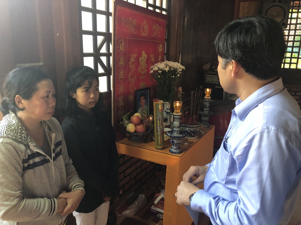 Bộ GD&ĐT chia sẻ với gia đình GV,HS mất, bị thương trong vụ sạt lở đất tại Nha Trang - 4 Đoàn công tác Bộ GD&ĐT động viên chia sẻ với gia đình em Hoàng Bách