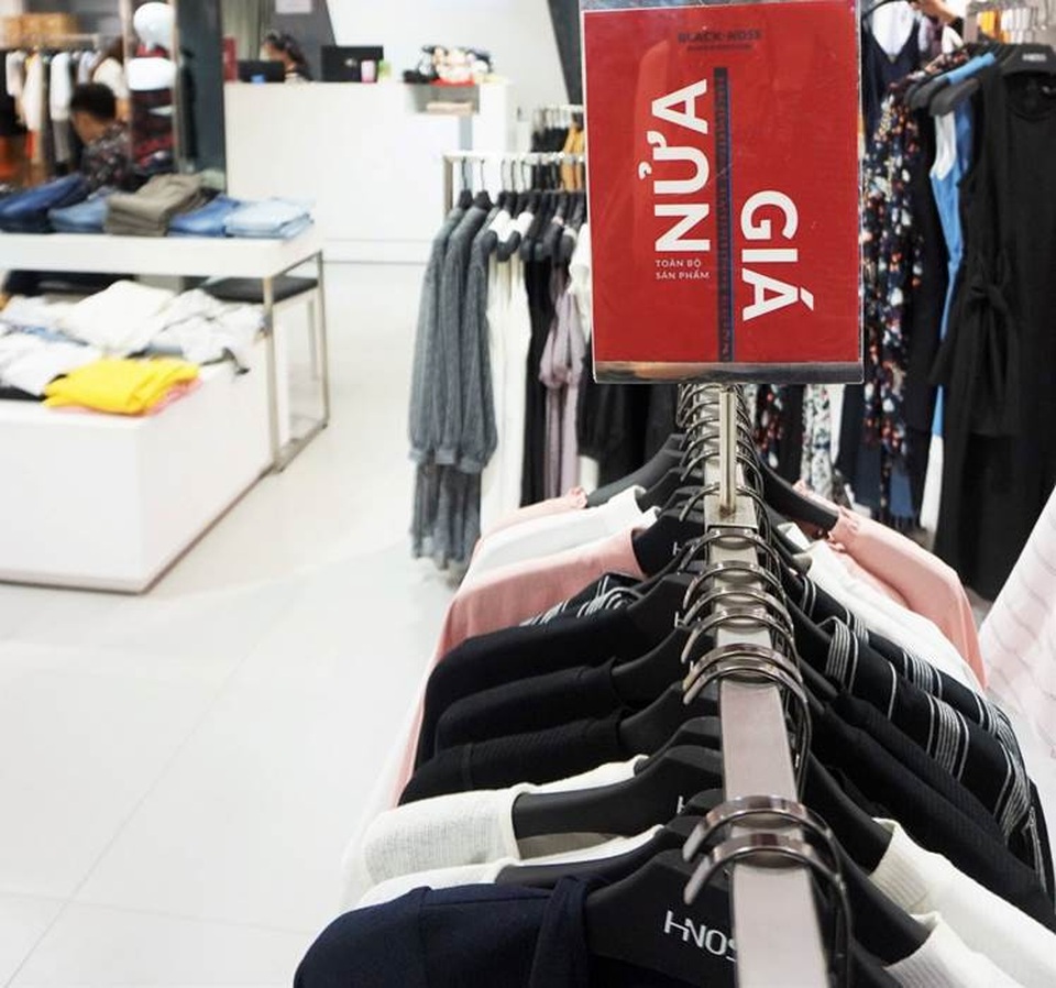 Black Friday- Thiên đường mua sắm với ưu đãi “khủng” nhất năm đã mở cửa - 4 Bảng quảng cáo Black Friday hấp dẫn tại một cửa hàng thời trang.