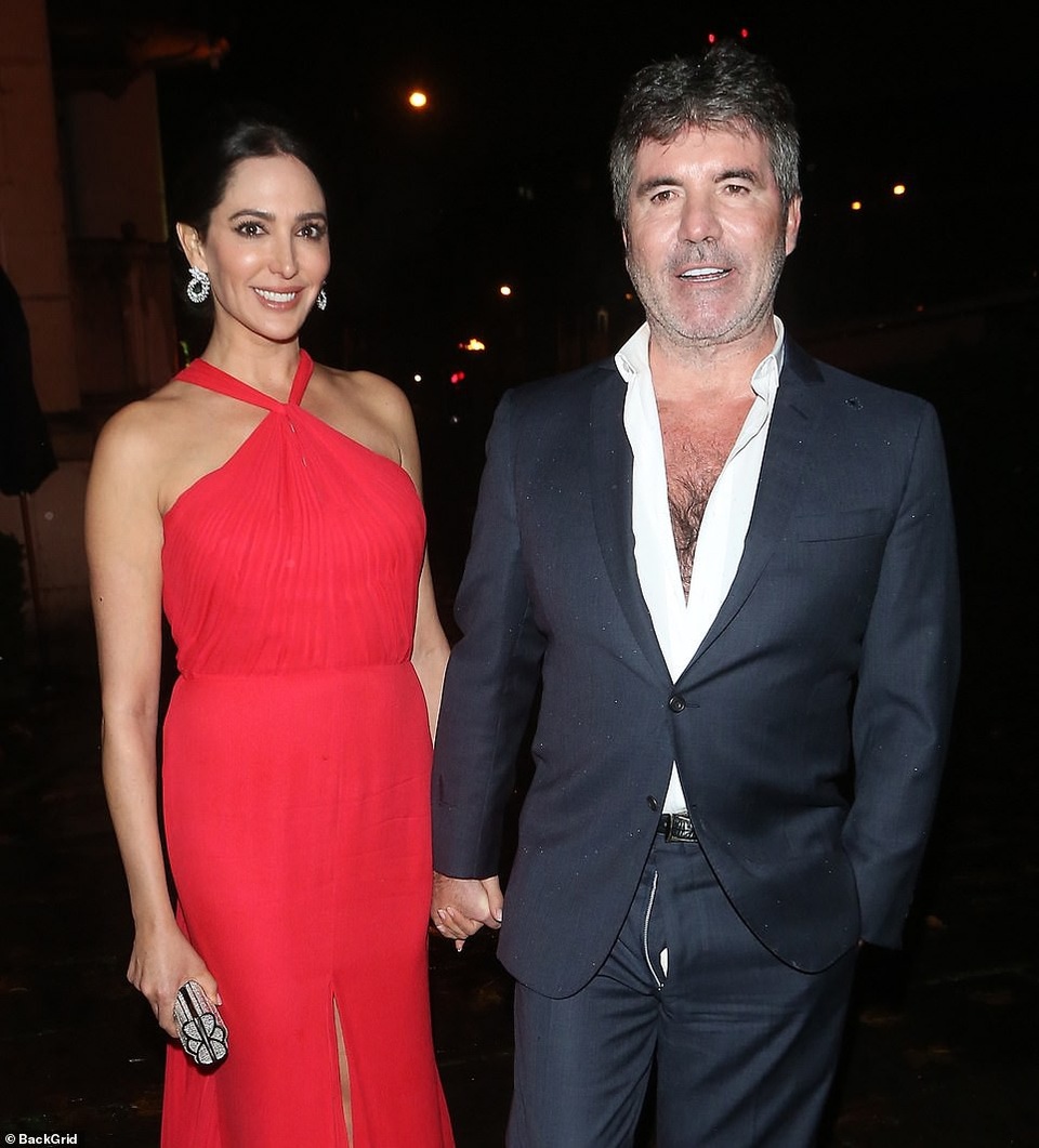 
Simon Cowell bị thợ săn ảnh phát hiện quên kéo khóa quần khi dự tiệc từ thiện tại London ngày 21/11 vừa qua
