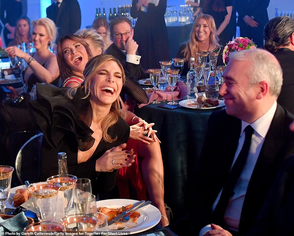 
Cô vui vẻ trò chuyện với các khách mời trong sự kiện
