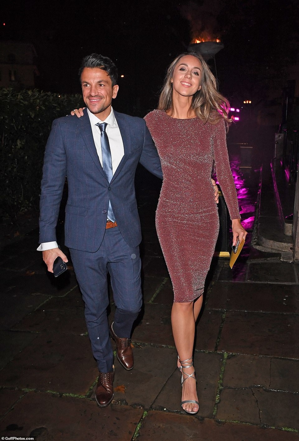 
Peter hạnh phúc bên vợ trẻ Emily
