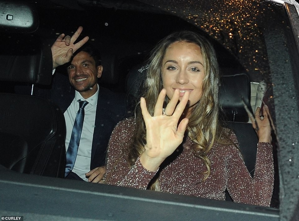 
Cặp đôi chào phóng viên khi ra về
