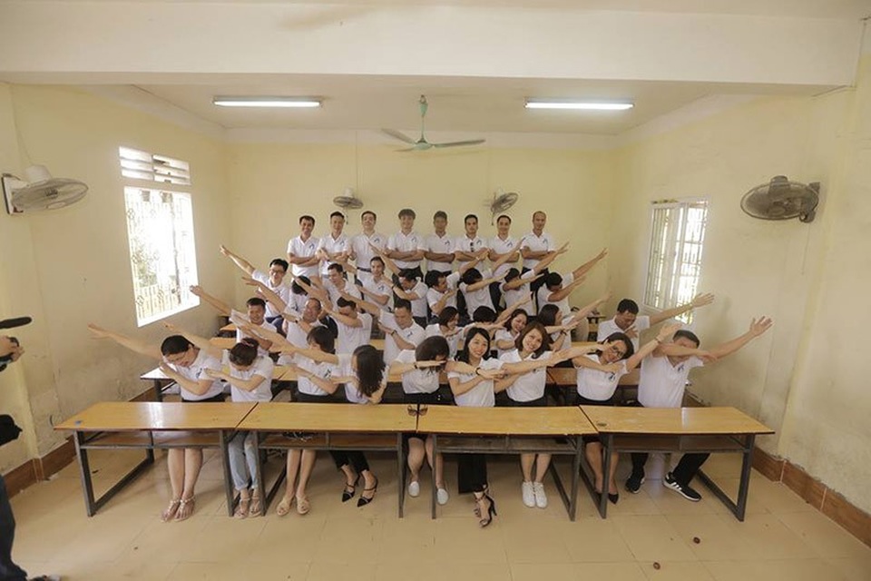 Ra trường 20 năm, đi họp lớp vẫn gần đủ sĩ số - 7