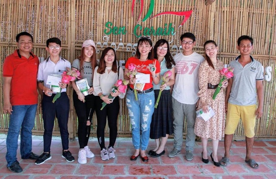 Thầy giáo Chăm làm giàu nhờ ao sen - 5 Từ nghề tay trái làm thêm khi rỗi rãi, đầm sen của anh Nhiên đã trở thành khu du lịch có tiếng, làm giàu cho gia đình