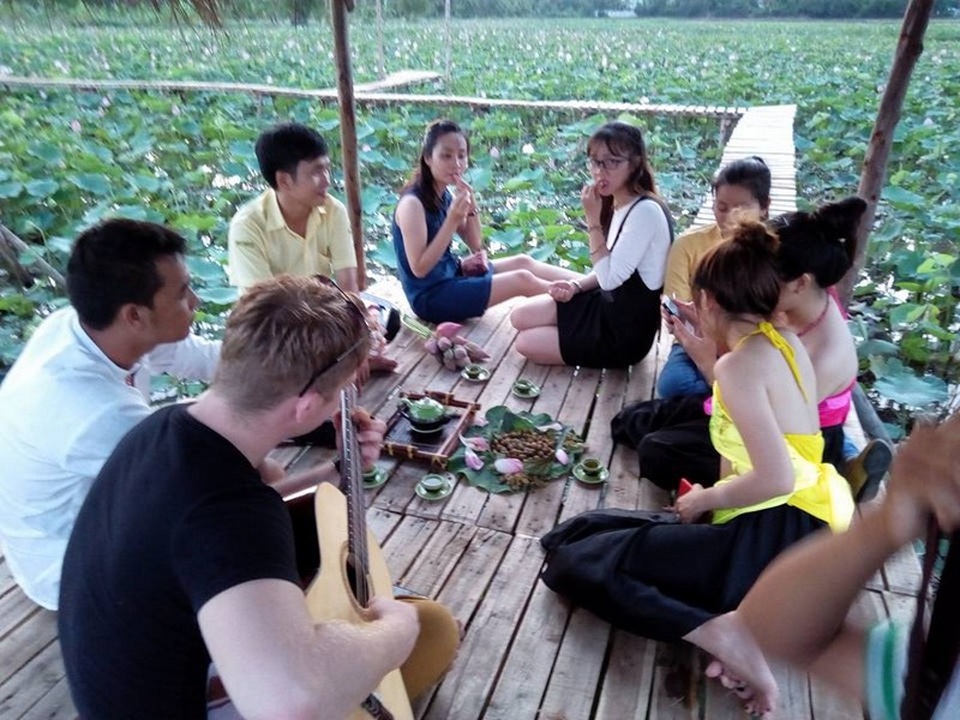 Thầy giáo Chăm làm giàu nhờ ao sen - 2 Thầy giáo Chăm làm giàu nhờ ao sen - 2