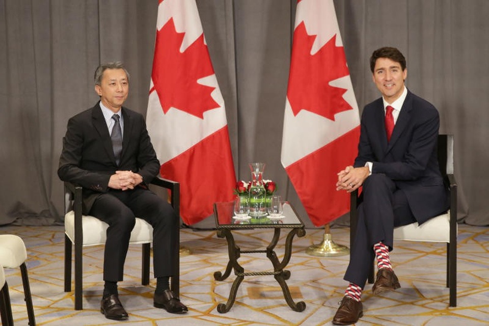 Ấn tượng “ngoại giao” tất của Thủ tướng Canada tại hội nghị ASEAN - 2
Ông Trudeau đi tất nhiều màu trong khi chủ tịch công ty Temasak Hwee chỉ đi tất tối màu trong cuộc gặp hôm 13/11. (Ảnh: ST)
