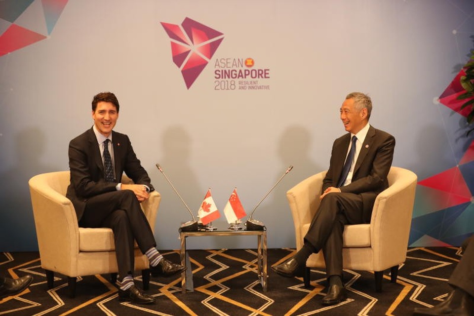 Ấn tượng “ngoại giao” tất của Thủ tướng Canada tại hội nghị ASEAN - 3
Thủ tướng Trudeau chọn đôi tất có màu trùng với quần áo và cà vạt trong cuộc gặp với người đồng cấp Singapore Lý Hiển Long hôm 14/11. (Ảnh CNA)