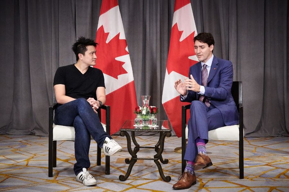 Ấn tượng “ngoại giao” tất của Thủ tướng Canada tại hội nghị ASEAN - 5
Đôi tất sặc sỡ của Thủ tướng Trudeau khi ông gặp CEO Tan Min-Liang. (Ảnh: ST)