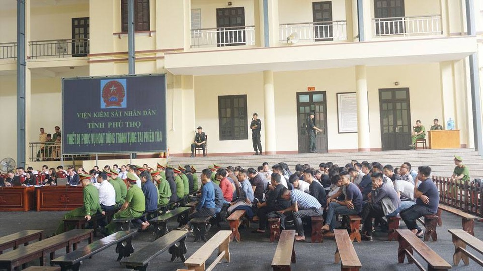 Vụ đánh bạc nghìn tỷ: Cựu Trung tướng Phan Văn Vĩnh bị đề nghị 7 - 7,5 năm tù - 4
Quang cảnh tòa sáng ngày 21/11