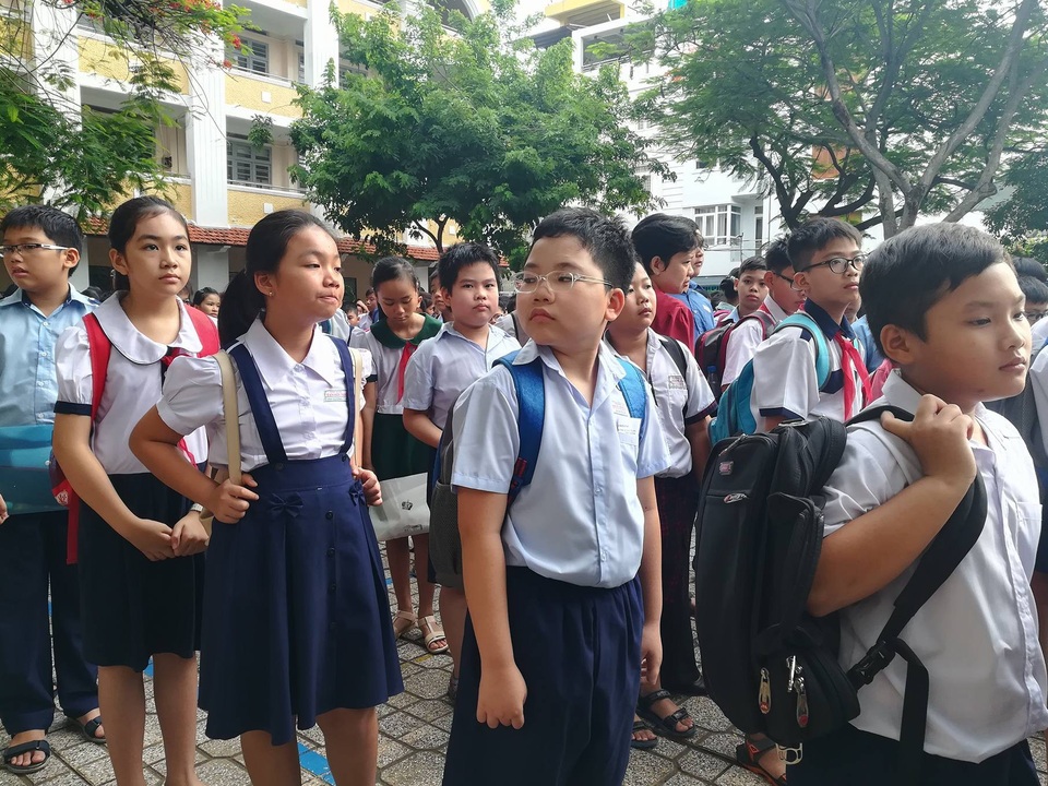 Báo động tình trạng học sinh trầm cảm, tự tử - 1 Sự căng thẳng thể hiện trên nét mặt học sinh trước khi vào phòng thi của trường Trần Đại Nghĩa, TPHCM