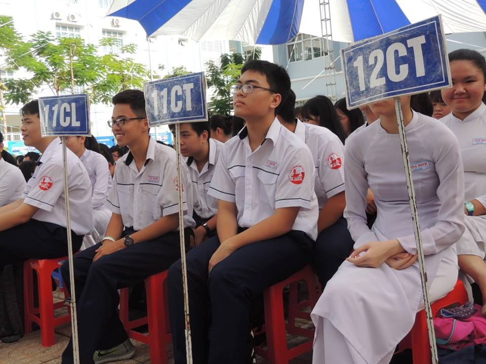 Báo động tình trạng học sinh trầm cảm, tự tử - 2 Học sinh khối 12 là nhóm chịu nhiều áp lực nhất từ các vấn đề xã hội đến học tập (ảnh minh họa)
