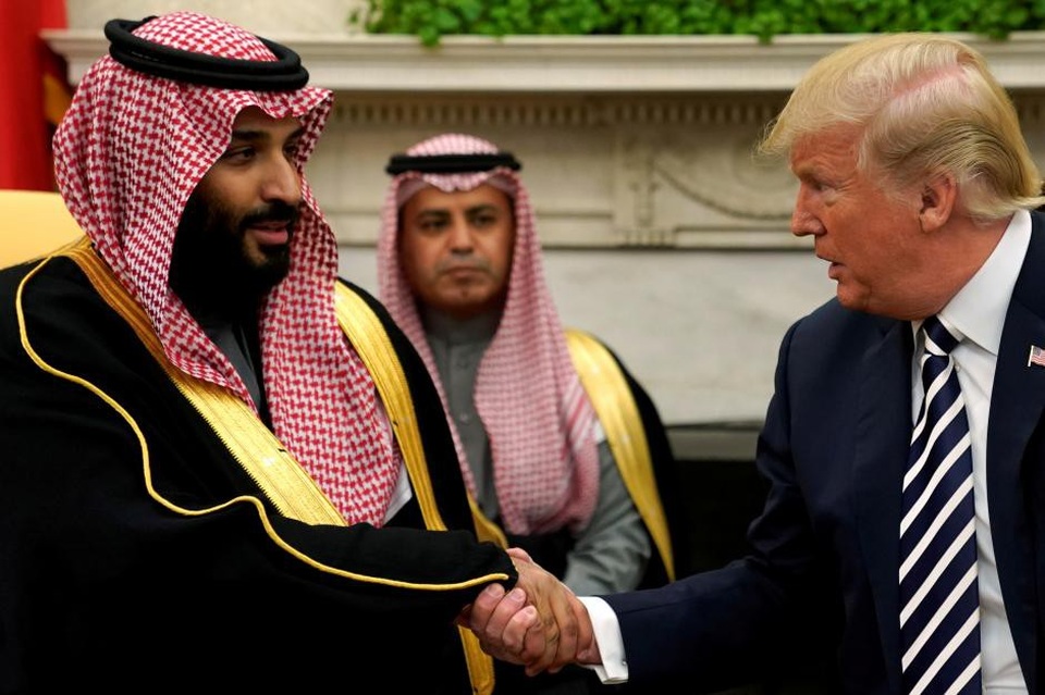 Ông Trump tuyên bố ủng hộ Ả rập Xê út bất chấp vụ nhà báo bị sát hại - 1
Tổng thống Mỹ Donald Trump bắt tay với Thái tử Ả rập Xê út Mohammed bin Salman tại Nhà Trắng. (Ảnh: Reuters)