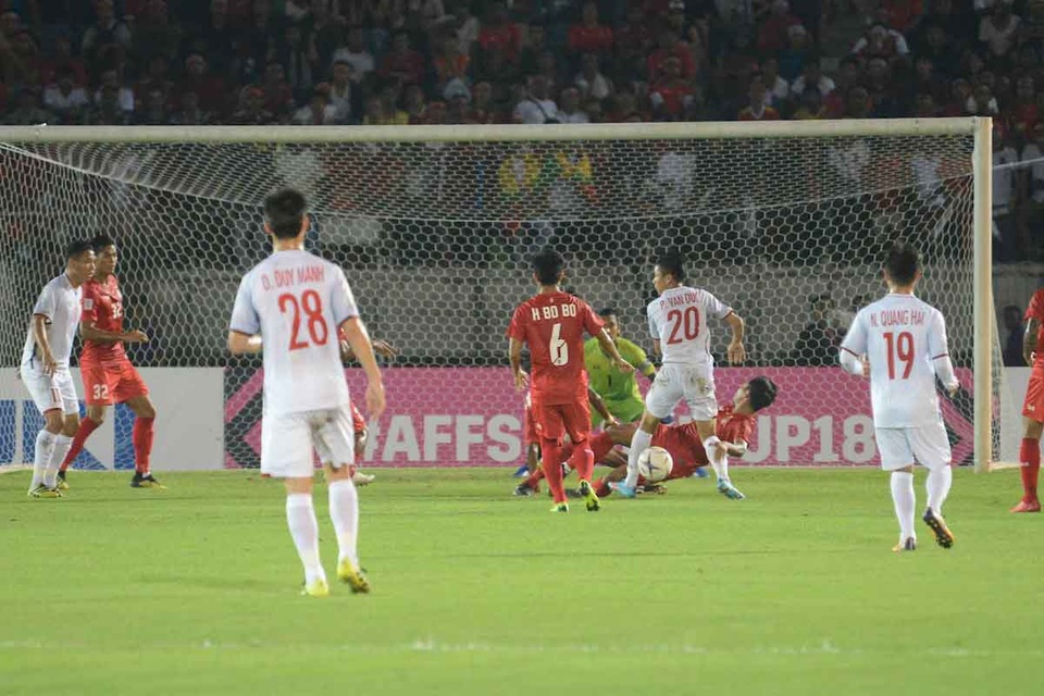 Điểm sáng, tối ở trận hòa của Việt Nam trước Myanmar - 3
Các cầu thủ Việt Nam dứt điểm nhiều nhưng không thể ghi bàn