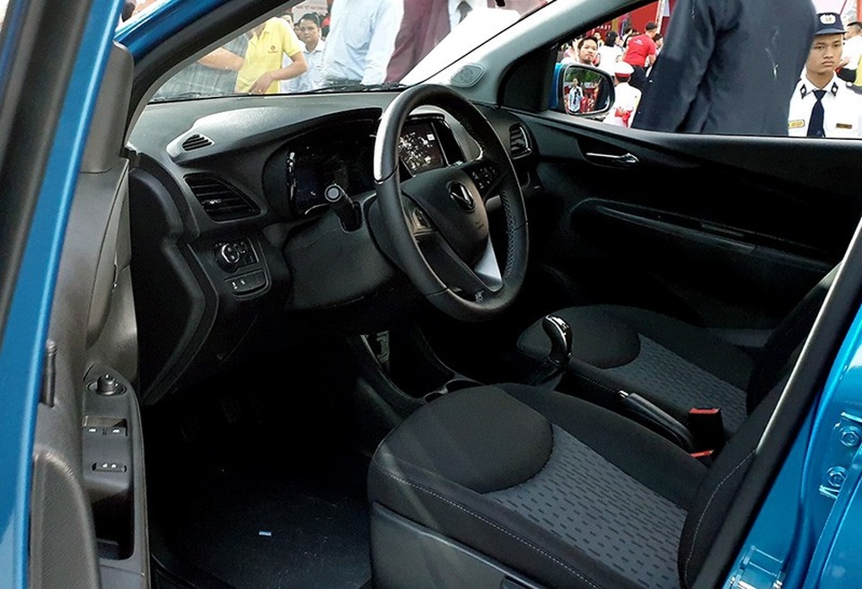 Mẫu ô tô VinFast Fadil có những gì cho người Việt? - 10 Những dấu ấn về thiết kế của Chevrolet xuất hiện trên chiếc VinFast Fadil ở hệ thống điều khiển màn hình LCD trên bảng đồng hồ, hệ thống chỉnh đèn pha, thiết kế bảng điều khiển điều hòa cũng như hệ thống giải trí...