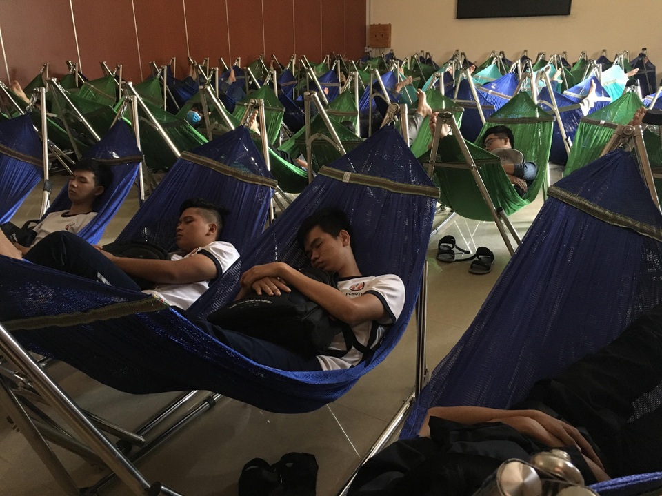 Trường ĐH bố trí khu nghỉ trưa máy lạnh và võng cho sinh viên - 2 Một ngày đưa vào sử dụng, khu nghỉ trưa đón đông sinh viên đến nghỉ (ảnh L.Tiên)